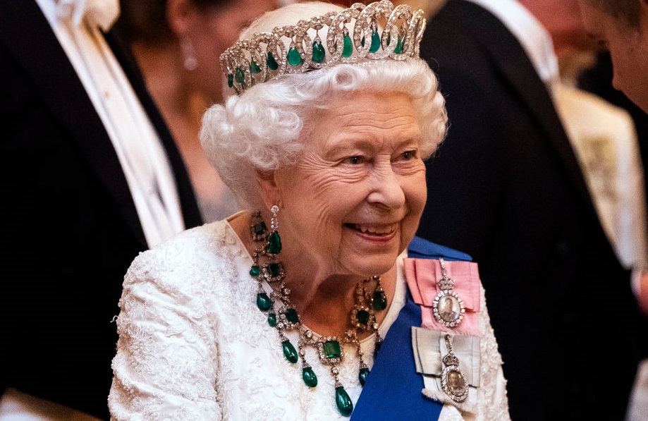 Βασίλισσα Ελισάβετ: Ποια είναι τα δύο κοσμήματα με τα οποία θα ταφεί