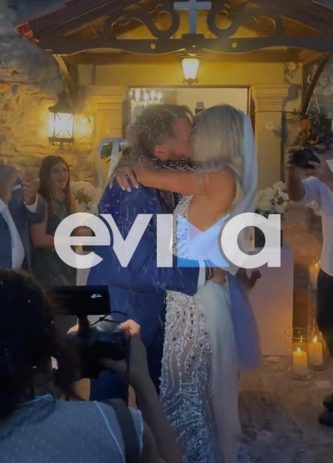 Ηλίας Βρεττός: Γεγονός του καλοκαιριού ο γάμος του τραγουδιστή στην Εύβοια- Τα καρέ ευτυχίας