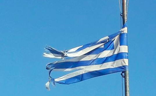 Βάνδαλοι έσκισαν την ελληνική σημαία σε νηπιαγωγείο
