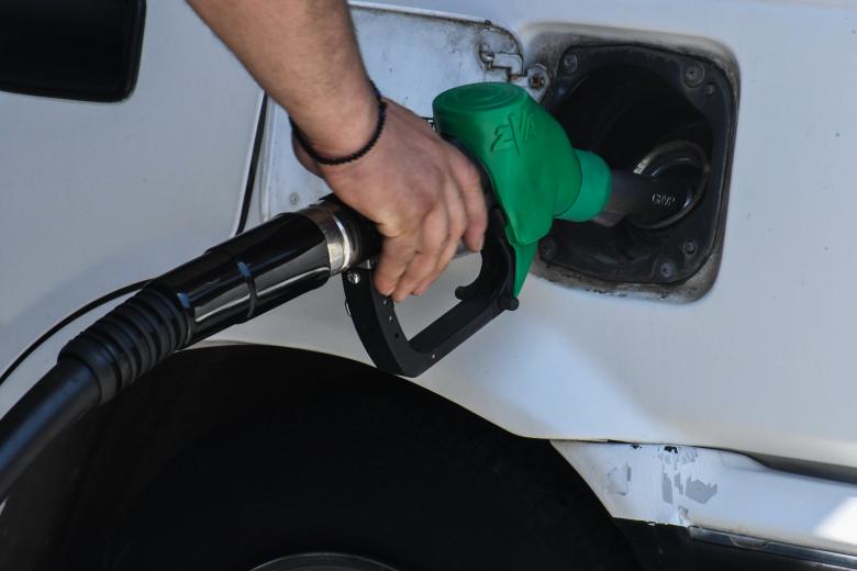 «Καλπάζει» η βενζίνη: Έσπασε το φράγμα των 2 ευρώ ανά λίτρο η αμόλυβδη