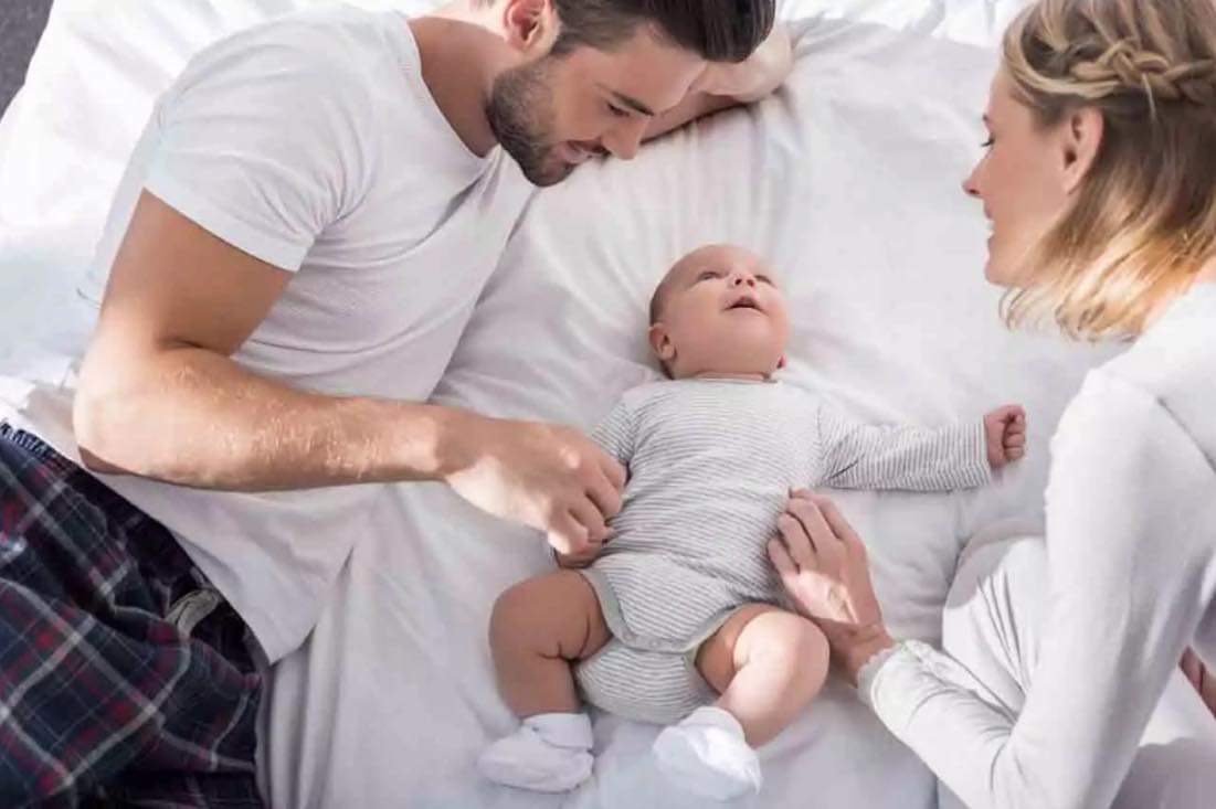 Μίνι νομοσχέδιο: «Μπόνους» στην άδεια μητρότητας – Πώς επηρεάζει και τον πατέρα