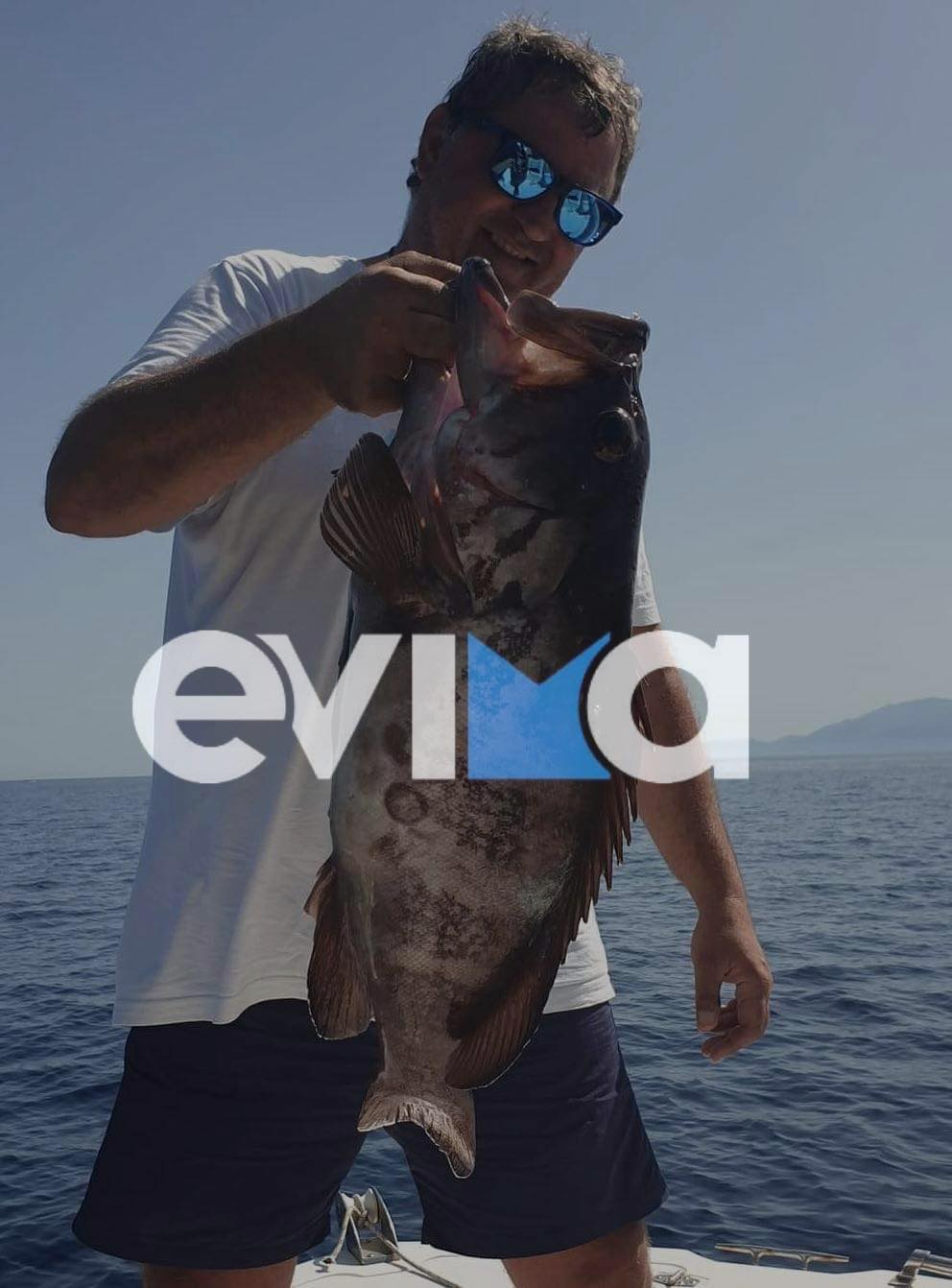 «Έπιασε την καλή»: Ψάρεψε βλαχοσφυρίδα 7 κιλών στη Νότια Εύβοια