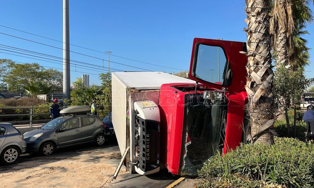 Φορτηγό ανετράπη και έπεσε πάνω σε σταθμευμένα οχήματα