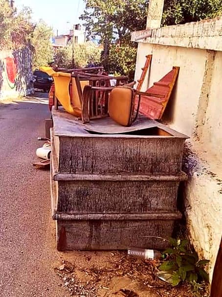 Εύβοια: Ντροπή στη Μαρίνα Ηλίων- Πέταξαν στο δρόμο σκουπίδια και παλιά έπιπλα