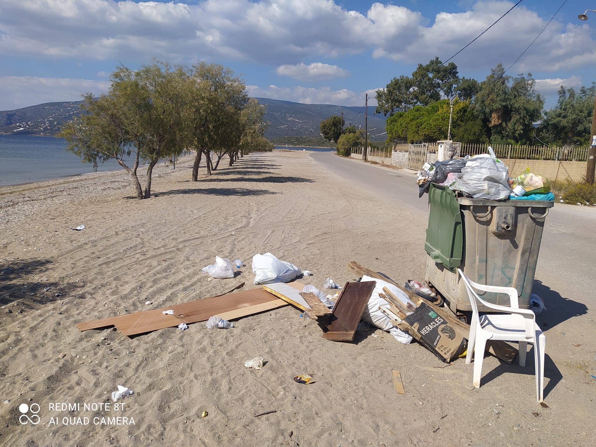 Εύβοια- Απαράδεκτο: Παράτησαν σκουπίδια και έπιπλα την παραλία του Κάμπου στο Αλιβέρι
