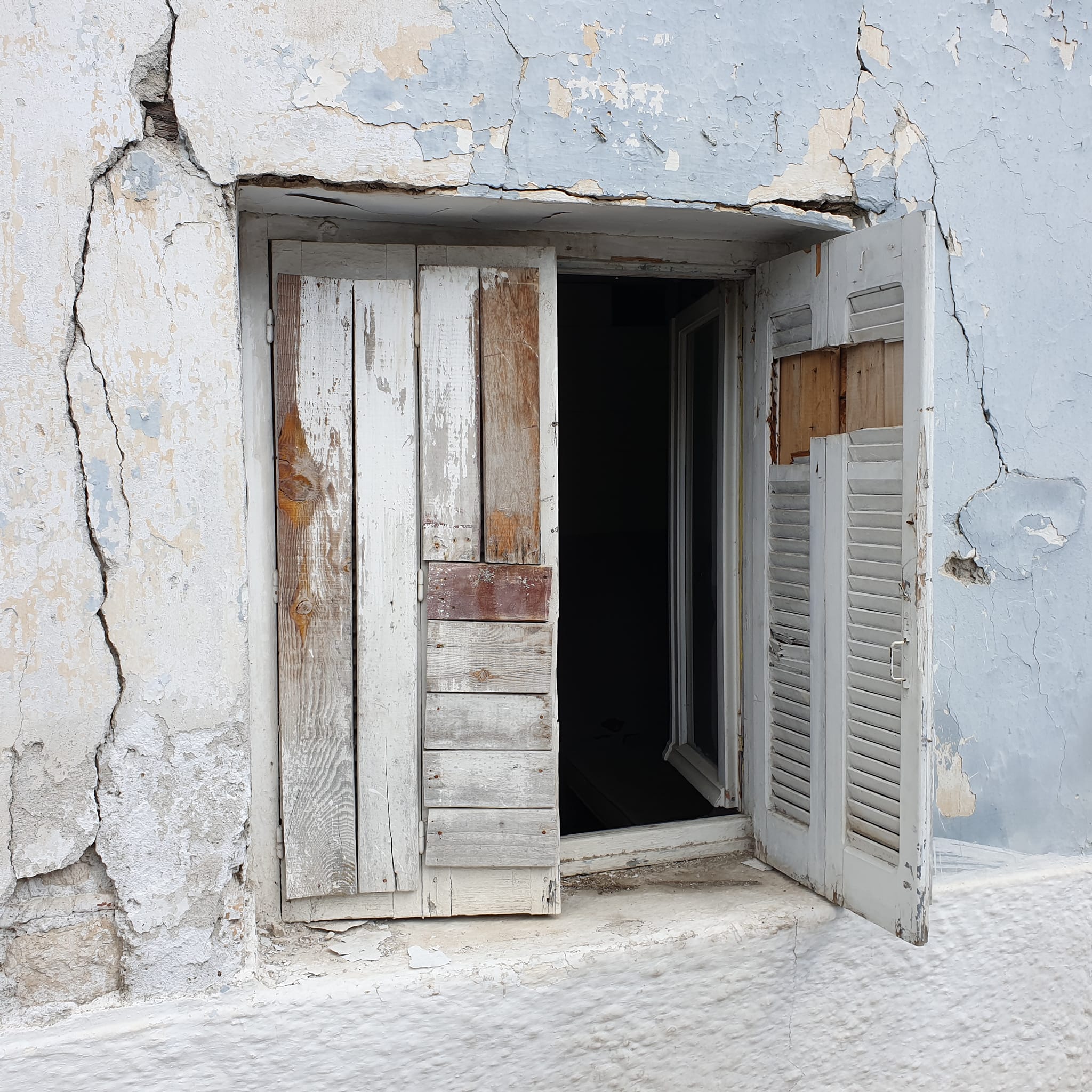 Εύβοια: Σε κατοικίες αστέγων έχουν μετατραπεί τα εγκατελειμμένα κτήρια στην Ιστιαία