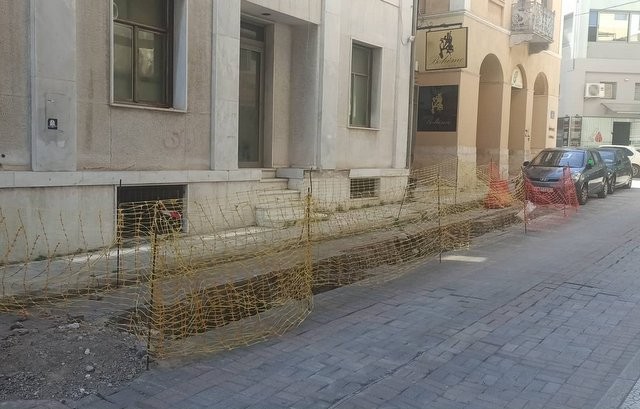Χαλκίδα: Επικίνδυνα χαντάκια ανοιχτά για μήνες στους δρόμους της πόλης