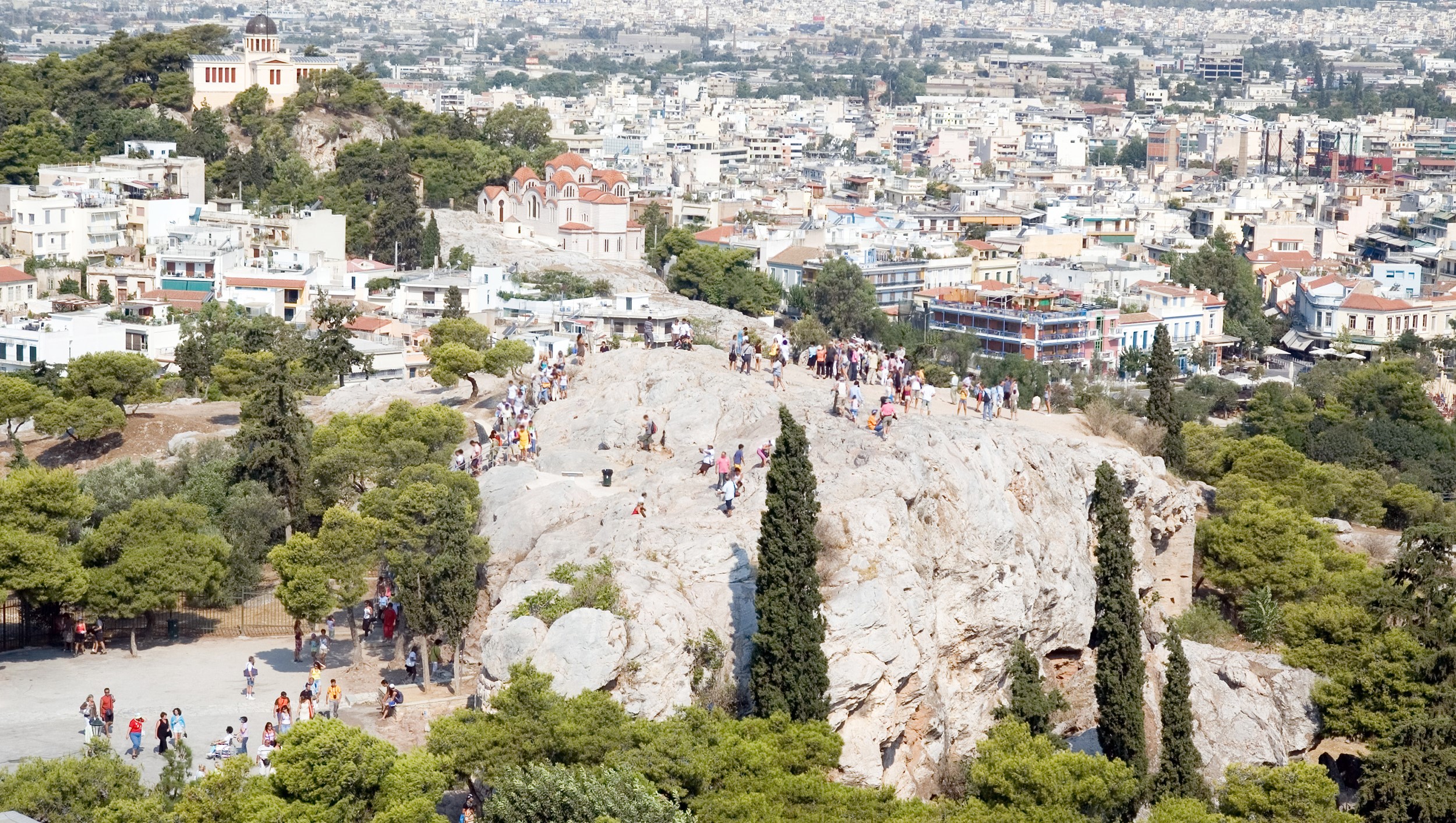 Βουτιά θανάτου για τουρίστρια από τον λόφο του Αρείου Πάγου στην Ακρόπολη