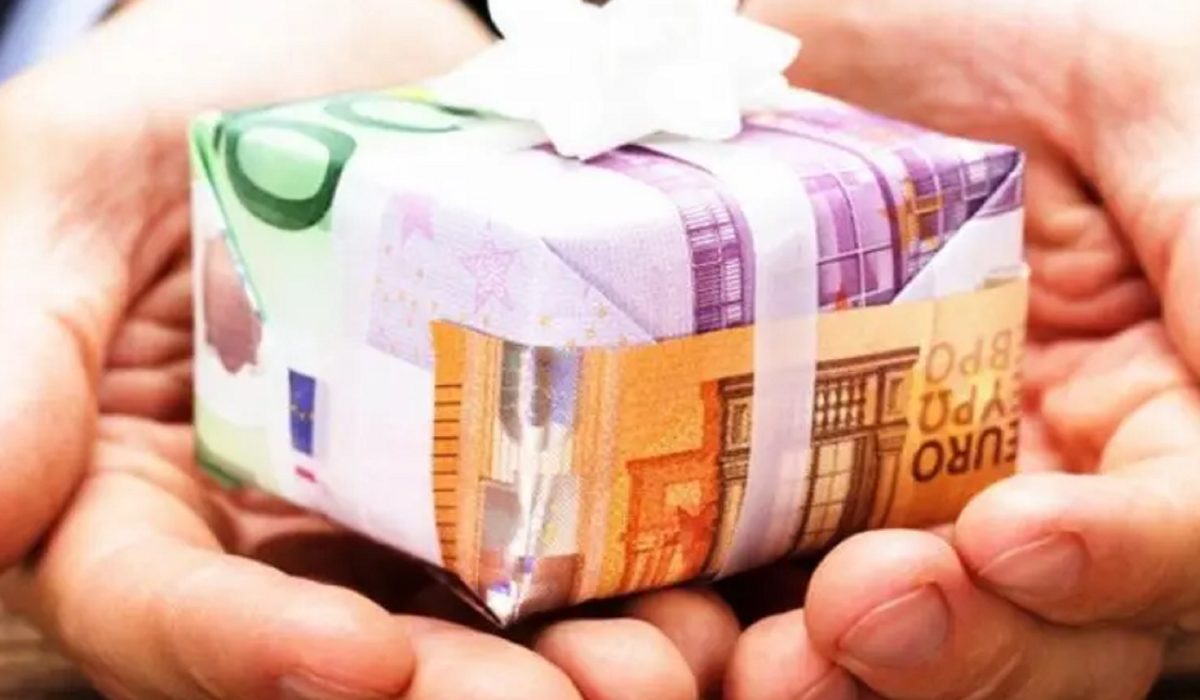 Ποιοι θα λάβουν 210 ευρώ επίδομα στους τραπεζικούς λογαριασμούς