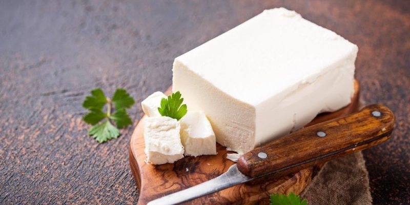 Φέτα και λευκό τυρί: Πού διαφέρουν και ποιο συμφέρει καλύτερα την τσέπη μας