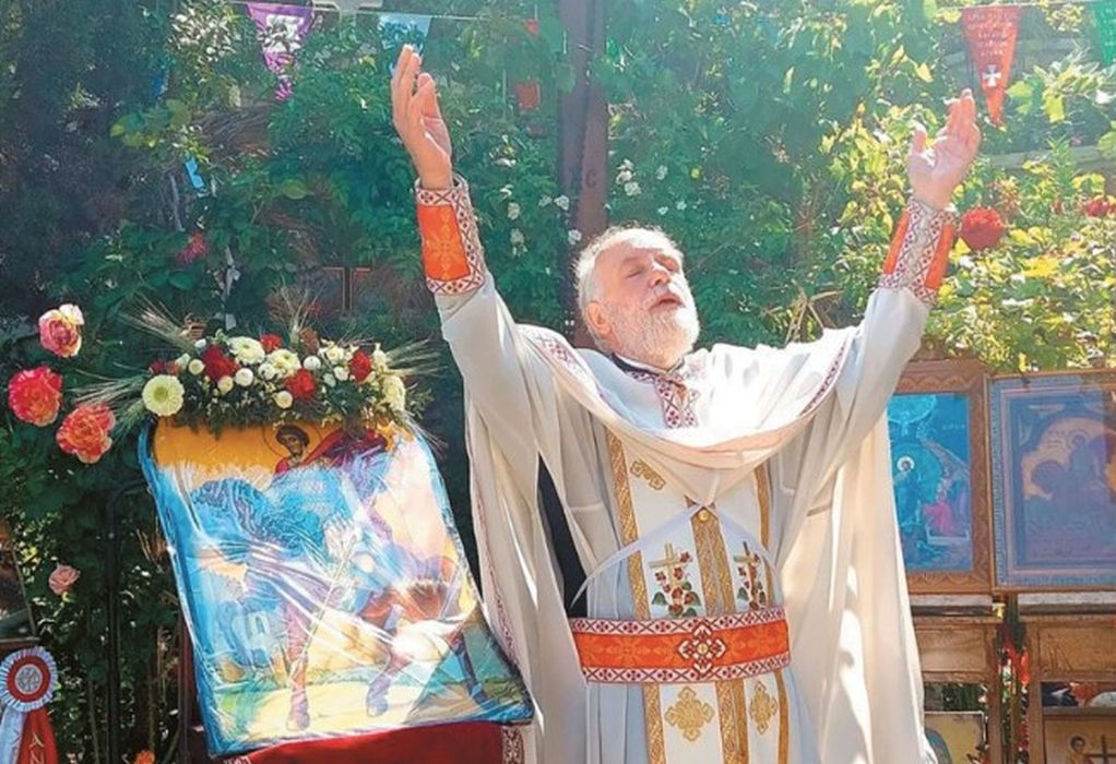 Λυκαβηττός: Αρνείται να εγκαταλείψει τους Αγίους Ισιδώρους ο πατέρας Δημήτριος Λουπασάκης