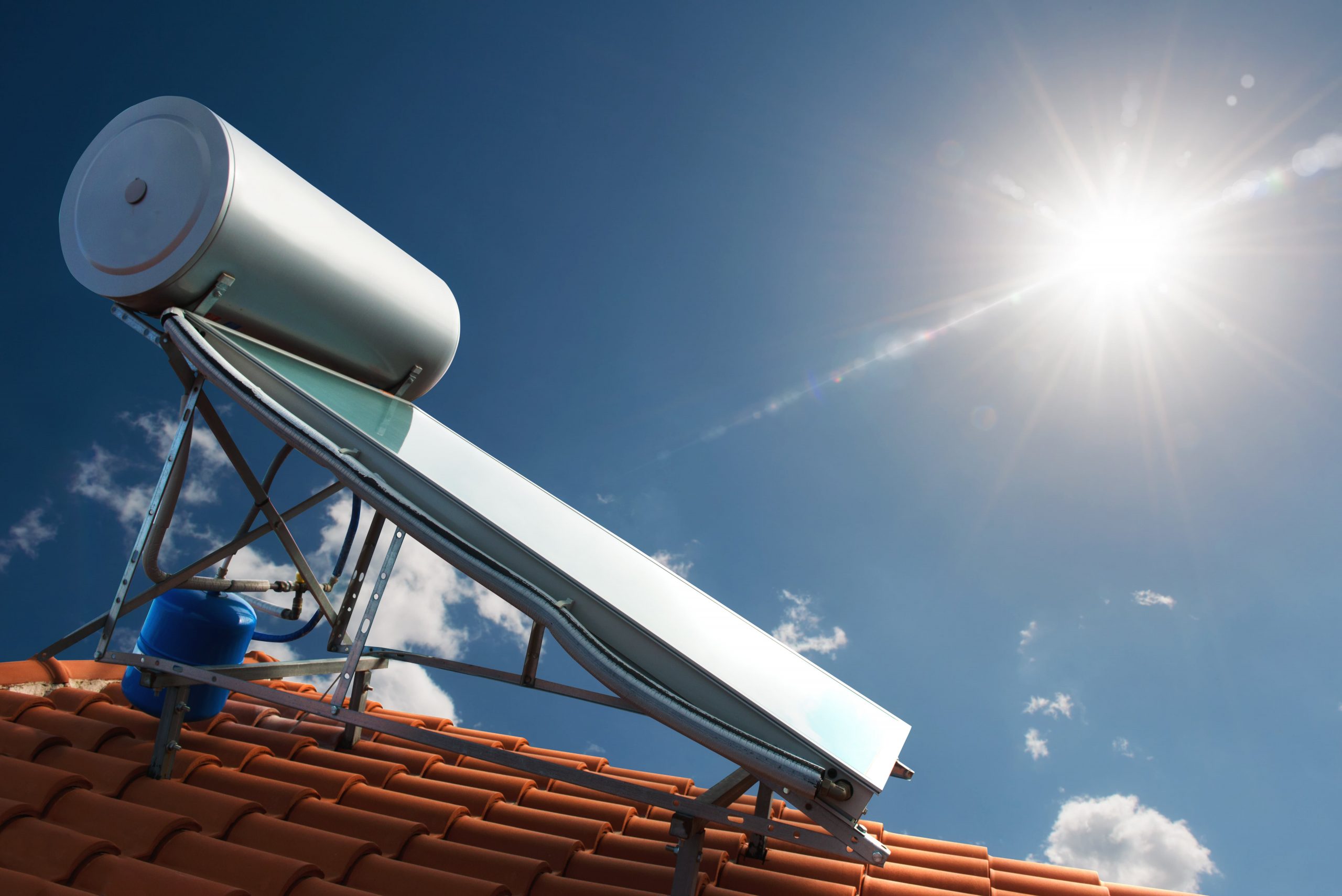 Ηλιακοί θερμοσίφωνες: 1.000 ευρώ επιδότηση για εγκατάσταση – Τι κερδίζετε