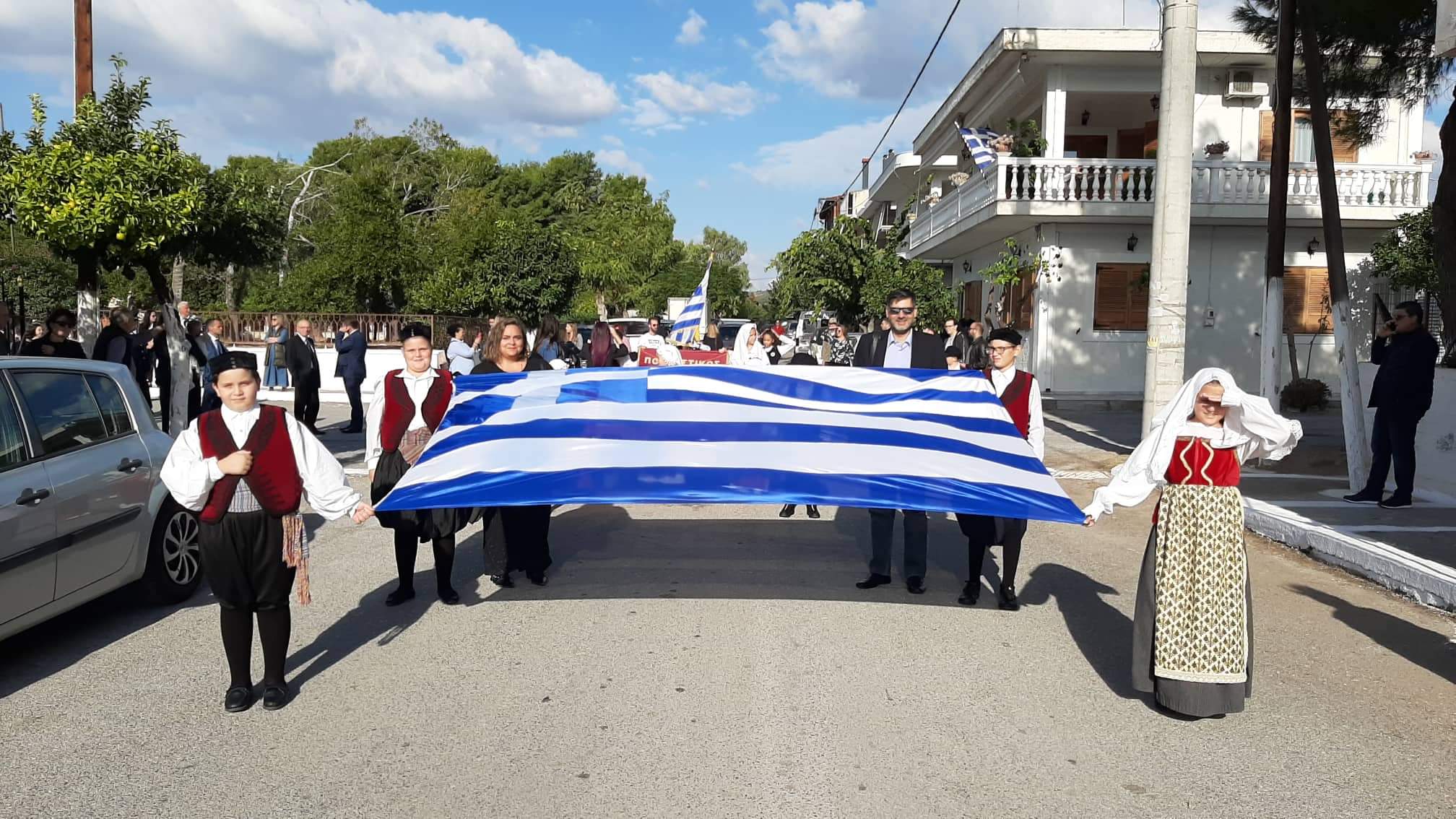 28η Οκτωβρίου: Έκλεψαν τις εντυπώσεις με τις παραδοσιακές φορεσιές οι μαθητές στην Ερέτρια