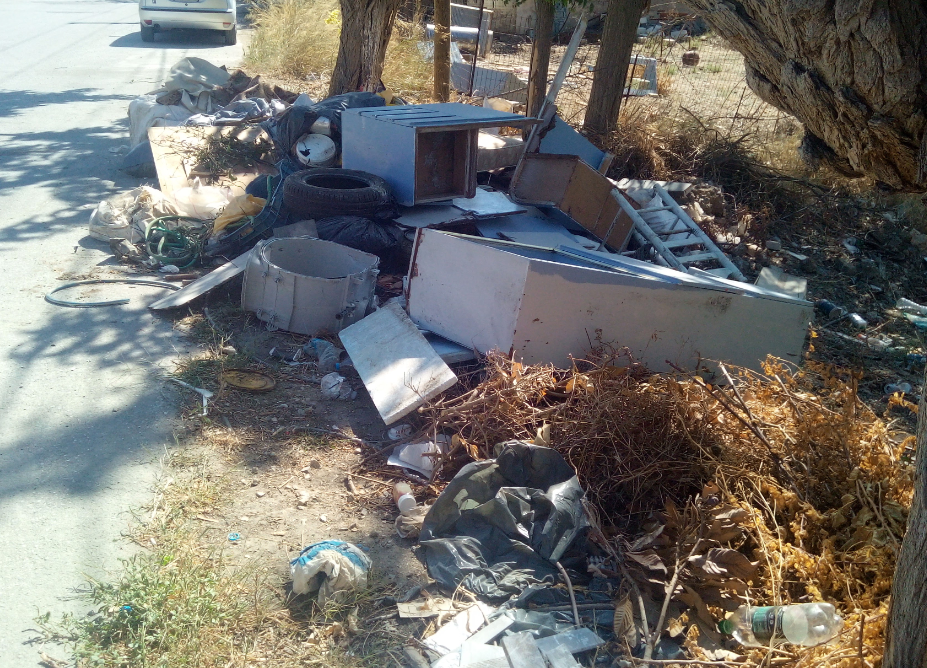 Απαράδεκτες εικόνες στο Αλιβέρι – Σε χωματερή μετέτρεψαν ασυνείδητοι κεντρικό δρόμο