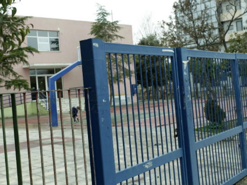 Πρωτοφανής επίθεση μαθητών σε καθηγητές έξω από σχολείο