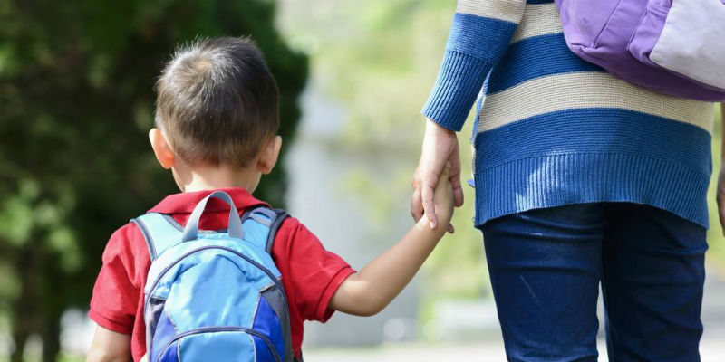 Διδάσκει με το μωρό της στην αγκαλιά γιατί δεν βρίσκει παιδικό σταθμό