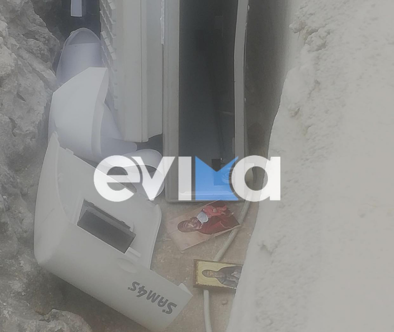 Χαλκίδα: Έκλεψαν ταμειακή μηχανή και την πέταξαν σε συντριβάνι