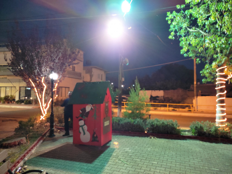 Εύβοια: Ξεκίνησαν οι προετοιμασίες για τη φωταγώγηση στην πλατεία της Καστέλλας του δήμου Διρφύου Μεσσαπίων