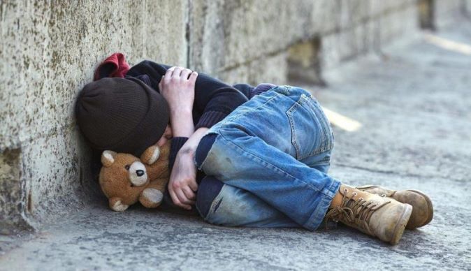 Ανήλικο παιδί κοιμόταν στο δρόμο- Tί ζήτησε από το Χαμόγελο του Παιδιού