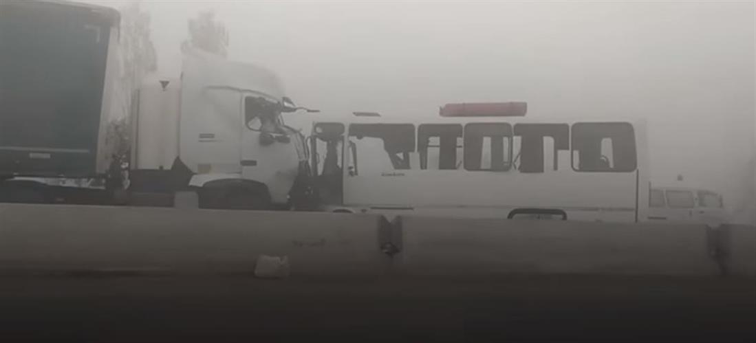 Φονική σύγκρουση λεωφορείου με φορτηγό (vid)