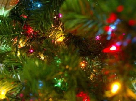 Χριστούγεννα: Πόσο ρεύμα καταναλώνουν τα γιορτινά λαμπάκια