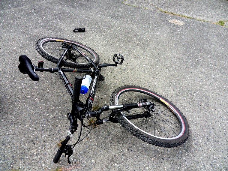 Εύβοια: Μεθυσμένος ποδηλάτης έπεσε πάνω σε αυτοκίνητο – Μεταφέρθηκε στο Νοσοκομείο