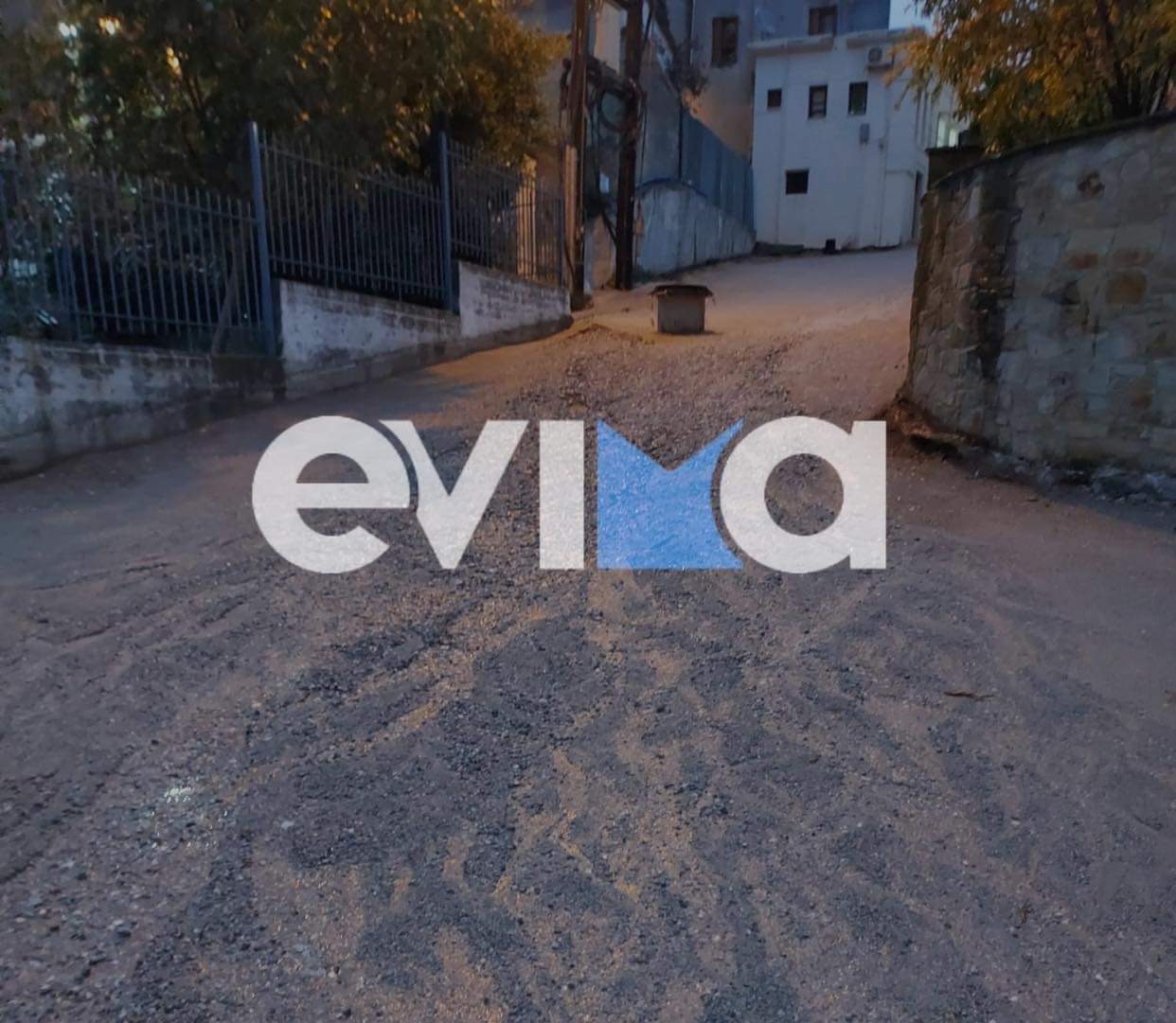Κακοκαιρία «EVA»: Προβλήματα σε περιοχές της Εύβοιας – Γέμισαν οι δρόμοι χαλίκια (pics)