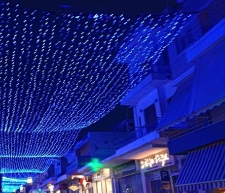 «Μύρισε»….Χριστούγεννα! Αυτός είναι ο Δήμος που εντυπωσίασε με το στολισμό του μπλε «ουρανού» – Μαγικές εικόνες