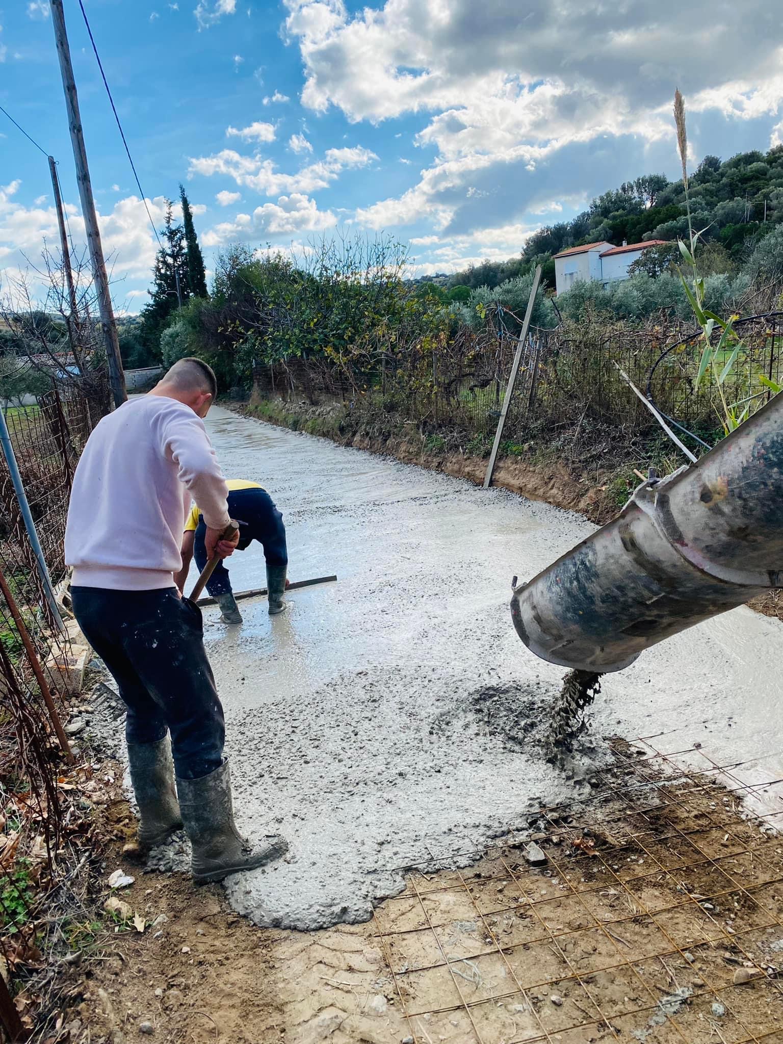 Νότια Εύβοια: Ποιος αντιδήμαρχος στρώνει τους αγροτικούς δρόμους