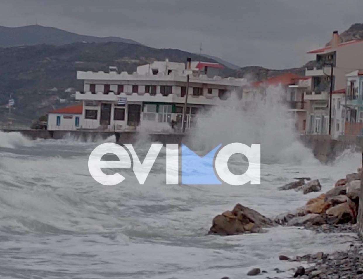Κακοκαιρία – Εύβοια: Μανιασμένα κύματα έφτασαν μέχρι τα σπίτια (pics)