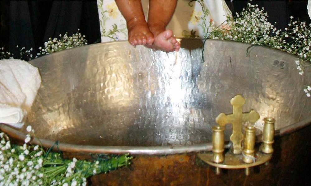 Απίστευτο περιστατικό σε βάφτιση: Οι παππούδες πλακώθηκαν για το όνομα του μωρού