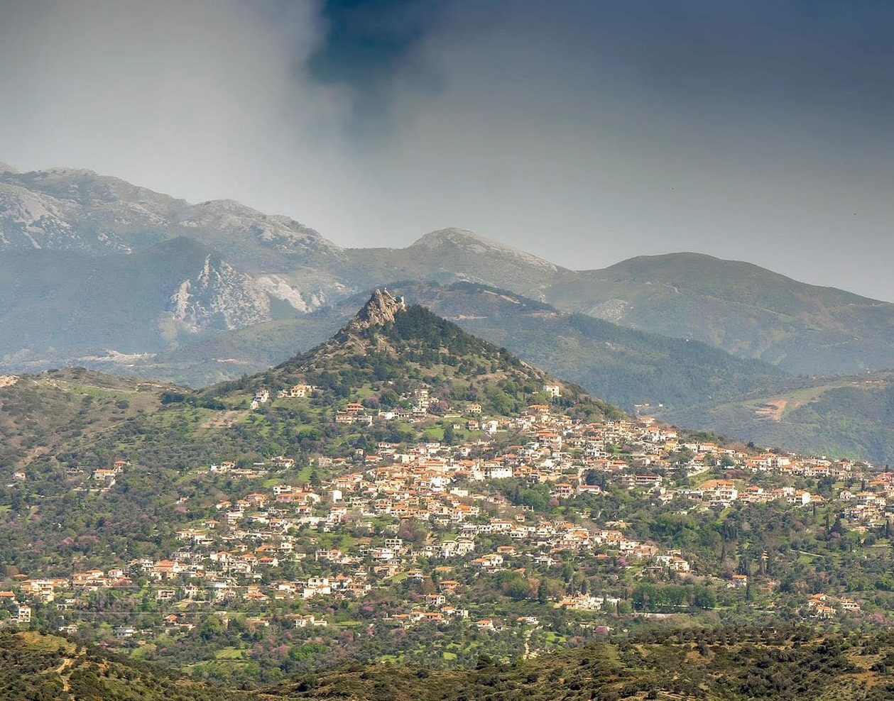 Εύβοια: Αυτό είναι το υπέροχο χωριό δίπλα σε ηφαιστειογενή λόφο