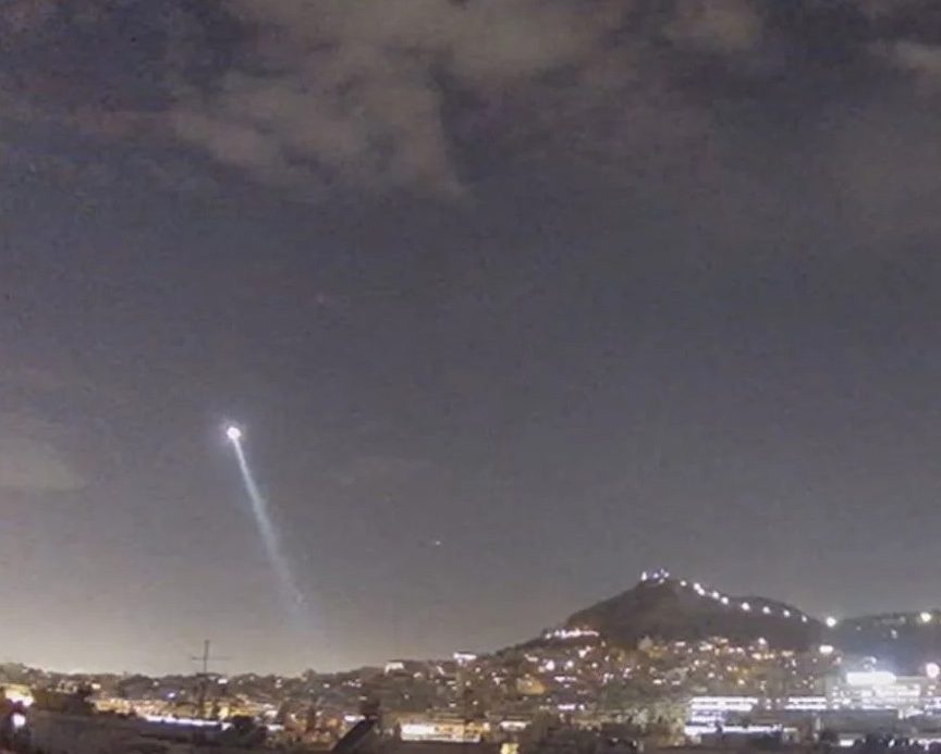 Ένα… UFO πάνω από το Κολωνάκι – Δείτε το απίστευτο βίντεο
