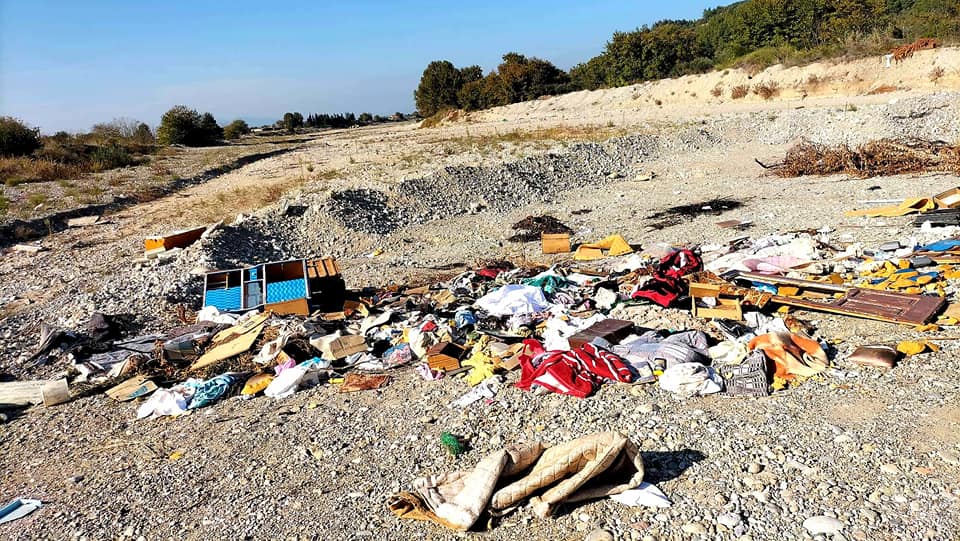 Εύβοια: Πλήθος σκουπιδιών κατά μήκος του ποταμού Ξηριά