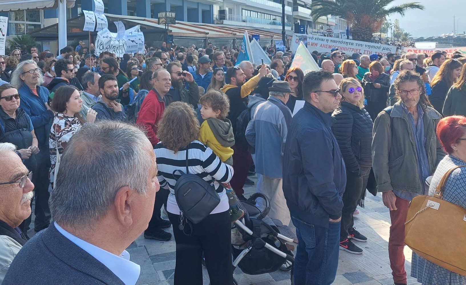 Χαλκίδα: Ηχηρό «όχι» σε ανεμογεννήτριες στην Εύβοια- Πλήθος πολιτών στην συγκέντρωση διαμαρτυρίας