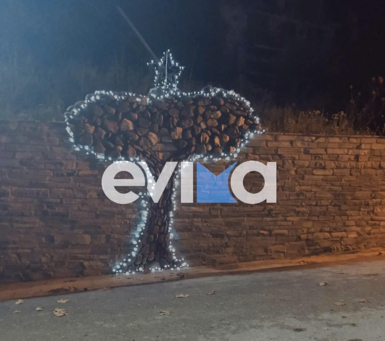 Εύβοια: Ένα πέτρινο δέντρο λάμπει στην είσοδο της Σέτας – Πως έφτασε η ιδέα στο χωριό