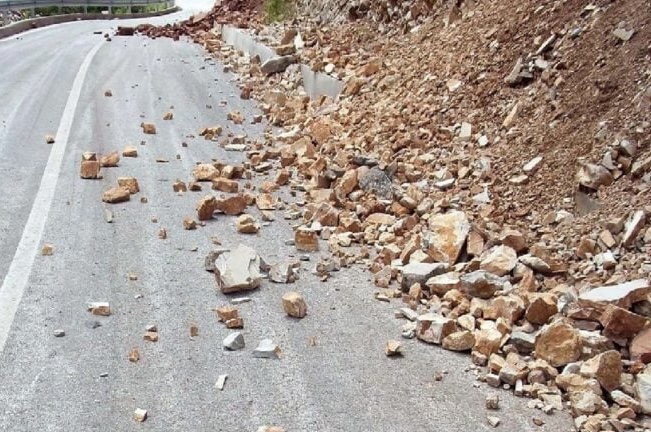 Σεισμός στην Εύβοια: Συνεχίζονται τα σοβαρά προβλήματα – Προσοχή! Δείτε που έπεσαν βράχια