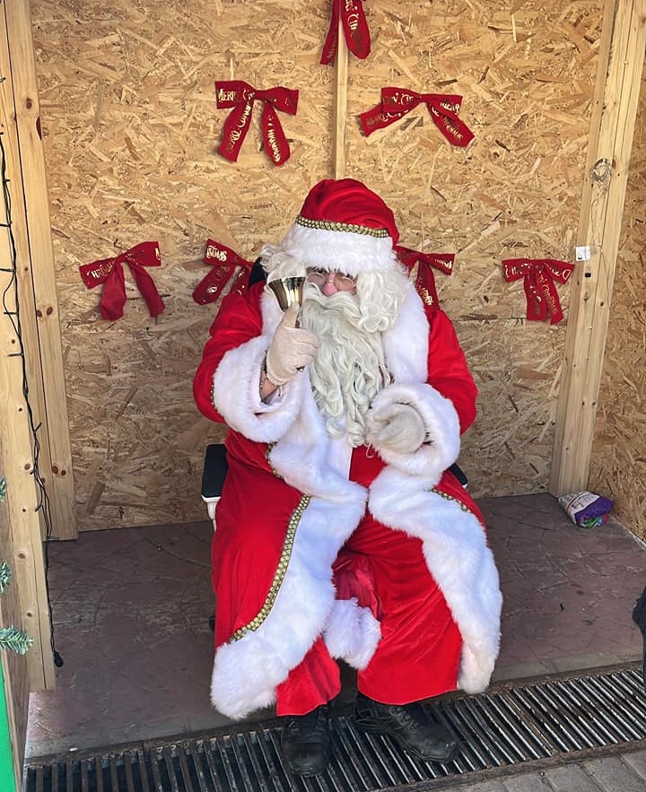 Εύβοια: Ο Άγιος Βασίλης μοιράζει δώρα στα παιδιά της Χαλκίδας