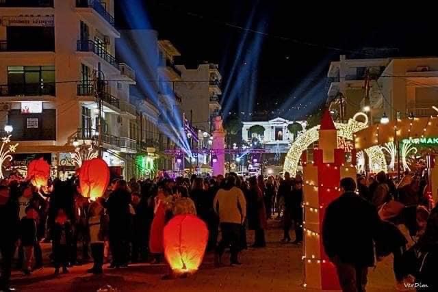 Φαναράκια των ευχών στην Εύβοια: «Πάταγος» στη χριστουγεννιάτικη γιορτή της Kαρύστου