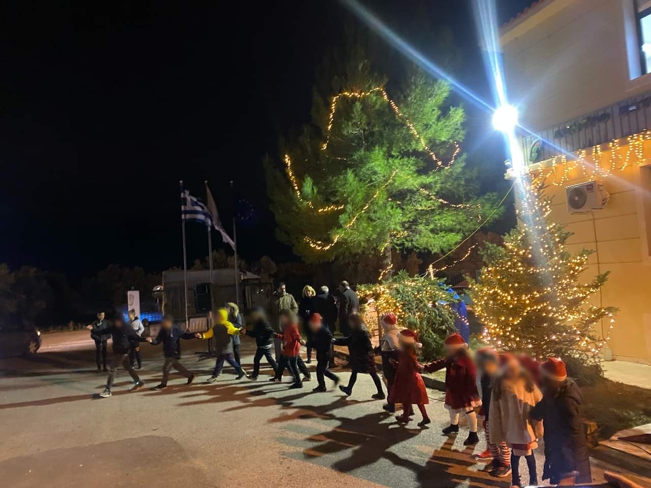 Χαλκίδα: Άναψε το Χριστουγεννιάτικο δέντρο στην Αυλίδα