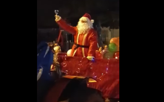 Εύβοια: Τους «τρέλανε» όλους ο Άγιος Βασίλης – Εμφανίστηκε πάνω σε τρακτέρ