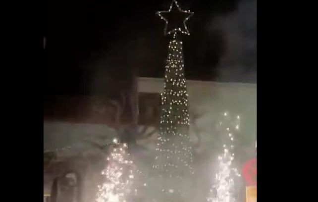 Eύβοια σε χριστουγεννιάτικους ρυθμούς: Έλαμψε το δέντρο στα Βίταλα