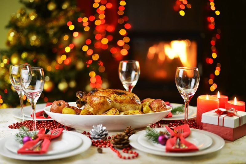 Χριστούγεννα, Πρωτοχρονιά, Φώτα: Τόσο θα κοστίσει φέτος το γιορτινό τραπέζι