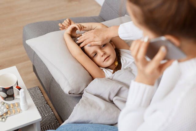 Σε έξαρση οι ιώσεις: Πώς θα καταλάβετε εάν το παιδί σας έχει στρεπτόκοκκο