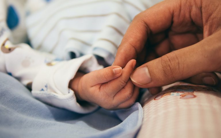 Άδεια μητρότητας: Επεκτείνεται στους 9 μήνες – Τι αναφέρει η απόφαση