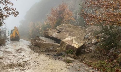 Κακοκαιρία «Gaia»: Σοβαρά προβλήματα από τις βροχές – Κατολισθήσεις έκλεισαν οδικό δίκτυο
