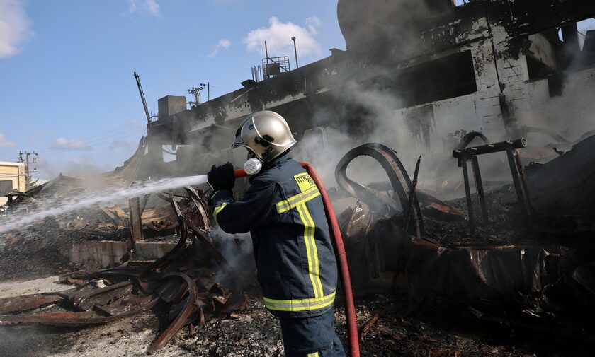 Φωτιά σε εργοστάσιο στον Ασπρόπυργο – Μήνυμα από το 112