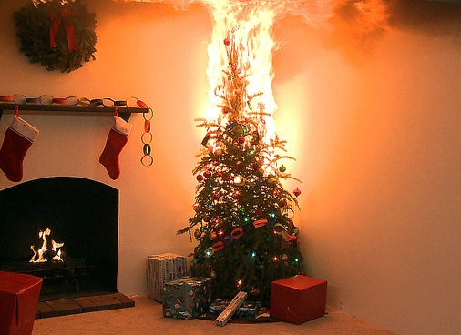 Πώς σβήνουμε ένα χριστουγεννιάτικο δέντρο που φλέγεται;