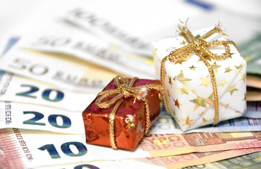 Έρχεται μπαράζ πληρωμών: Πότε «μπαίνουν» επιδόματα, δώρο Χριστουγέννων και συντάξεις