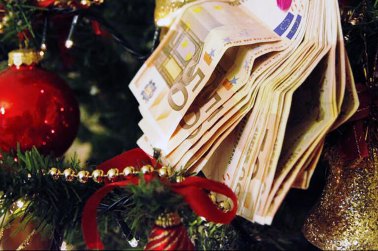 Eπίδομα Χριστουγέννων 2022: Ποιοι θα πάρουν τα 500 ευρώ